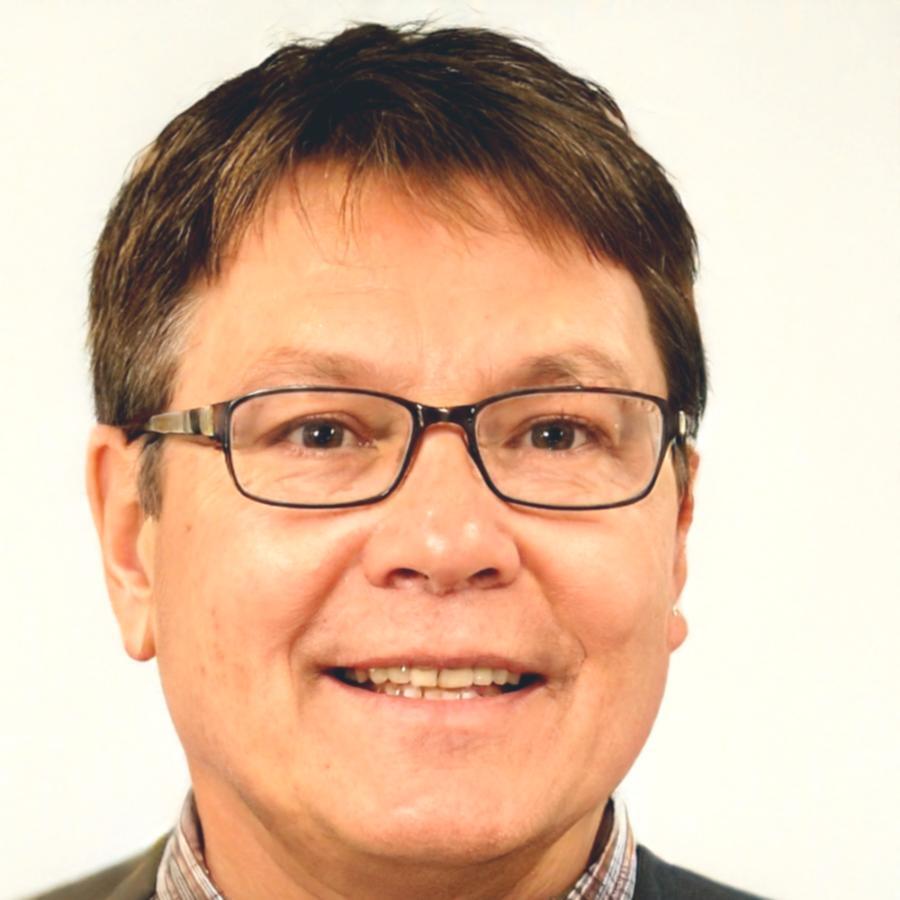 Håkon Berntsen reviewing economic indicators